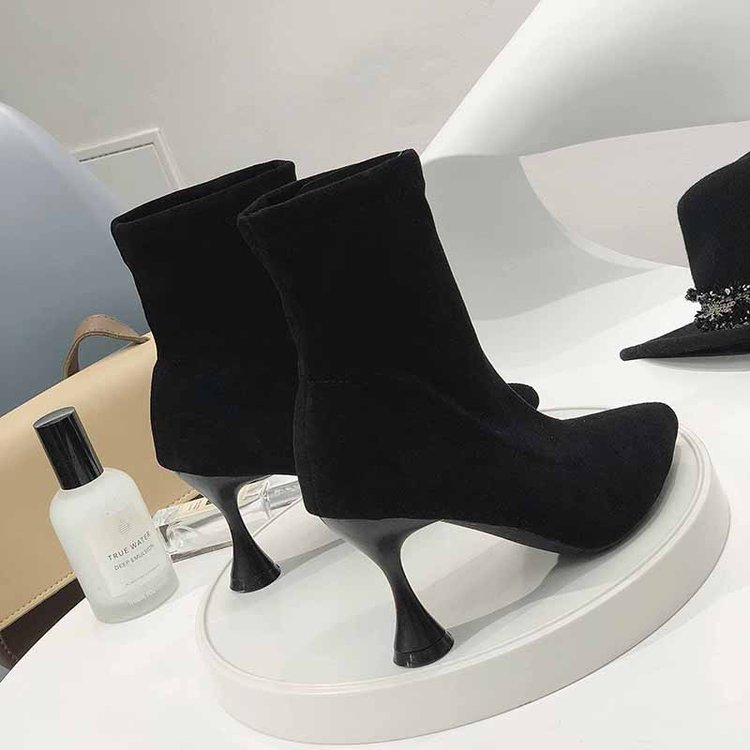 Giày cao cổ mới 2018 nữ màu đen nhọn Hàn Quốc giày boot nữ hàn quốc