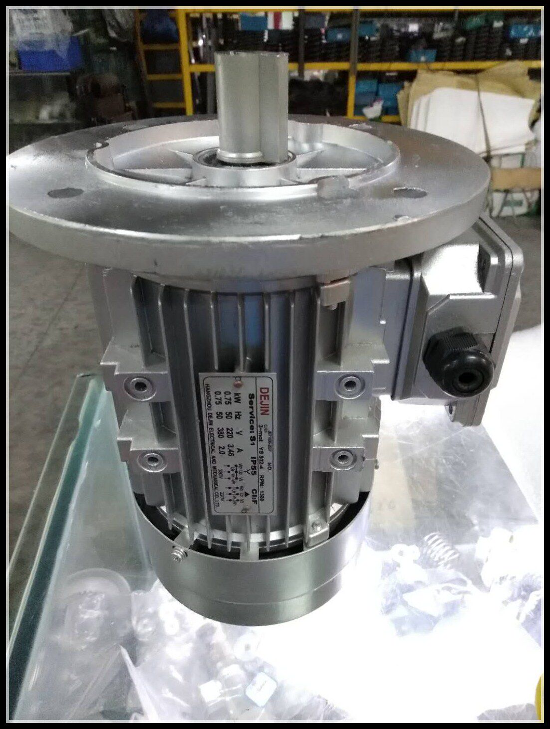 Three-phase asynchronous motor YS 802-4 0 75KW vertical 80B5 axis 19mm 380V