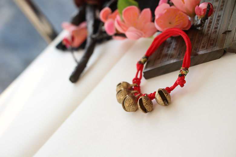 Trẻ sơ sinh Baby Evil Evil Red Rope Tiger Head Bell Trẻ mới biết đi Bell Vòng đeo tay chống sợ Vòng tay - Vòng chân lắc chân vàng tây