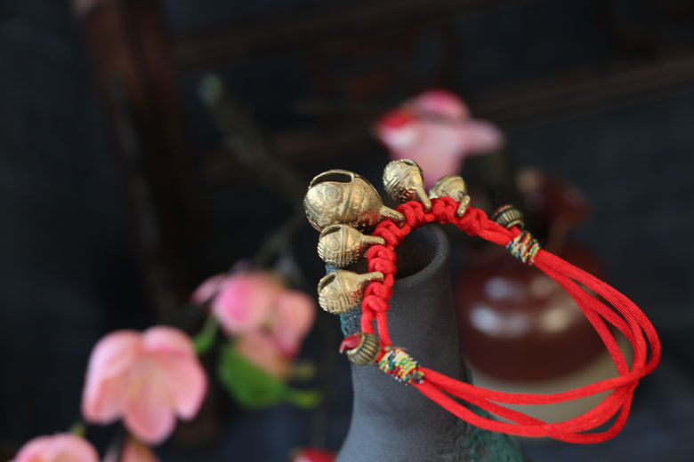 Trẻ sơ sinh Baby Evil Evil Red Rope Tiger Head Bell Trẻ mới biết đi Bell Vòng đeo tay chống sợ Vòng tay - Vòng chân lắc chân vàng tây