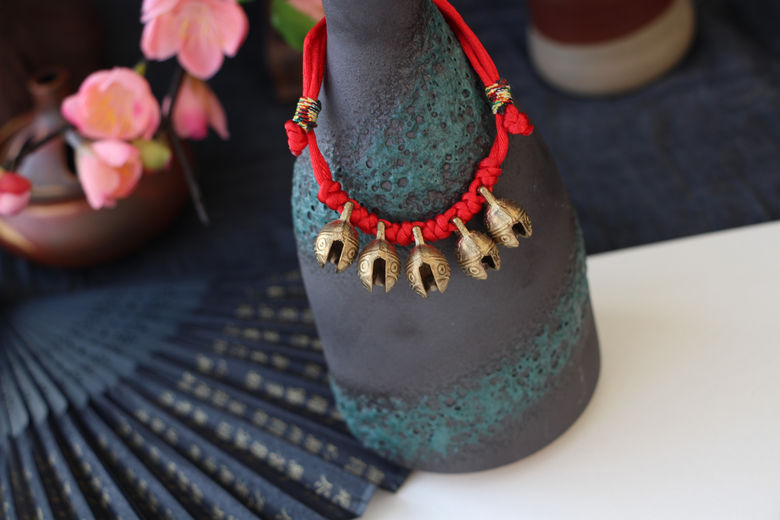 Trẻ sơ sinh Baby Evil Evil Red Rope Tiger Head Bell Trẻ mới biết đi Bell Vòng đeo tay chống sợ Vòng tay - Vòng chân lắc chân vàng tây