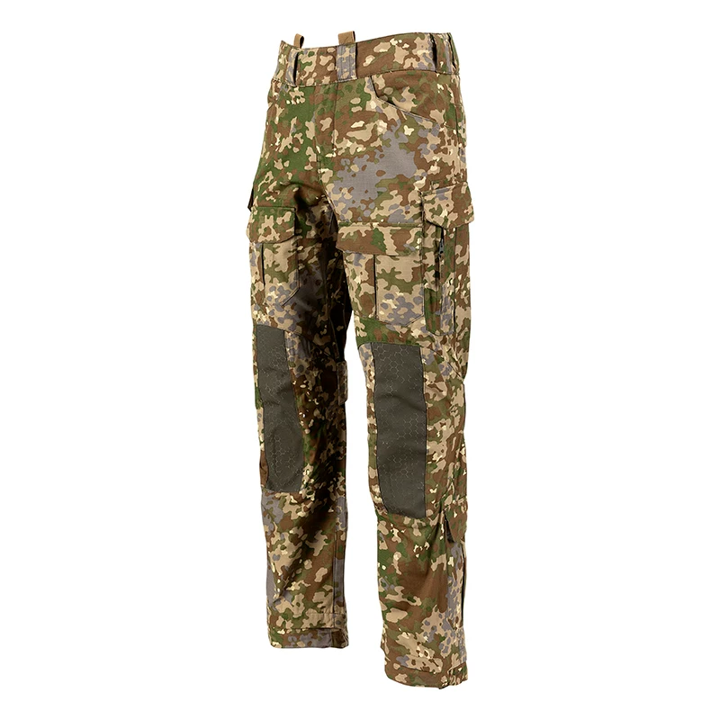 Vista del pantalón camuflado y corte de combate