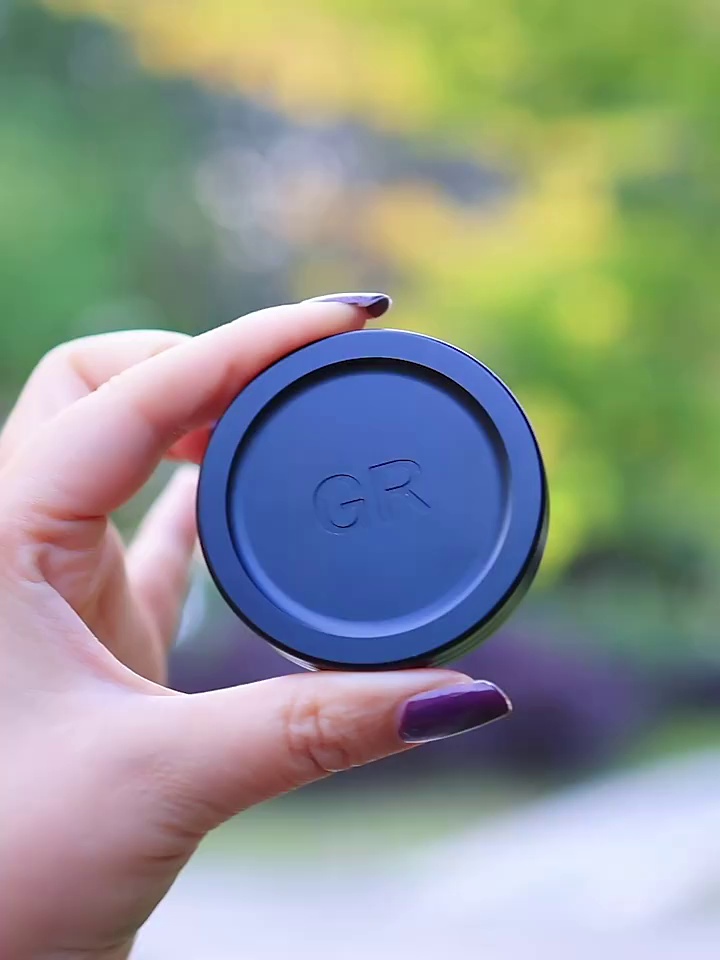 此镜头盖得以当热靴用。理光党闭眼冲还是踩雷？