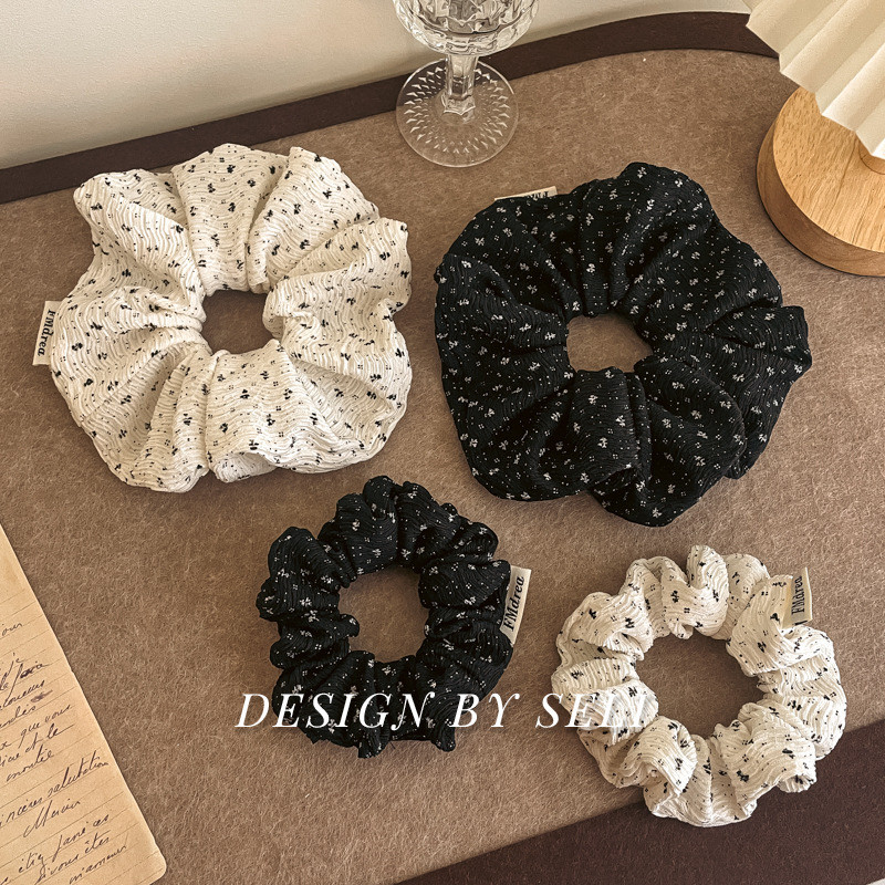 Chunyghオリジナルの手作り韓国風花柄生地のシュシュ。サイズは大きめの16cmで、シンプルで普段使いにぴったりです。