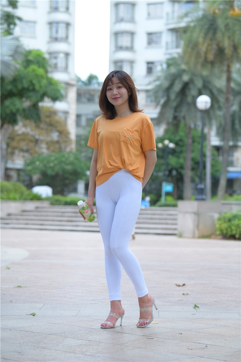 街拍白裤女生