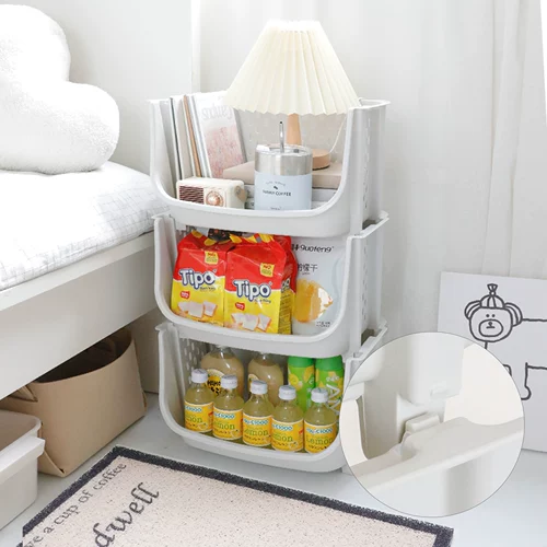 Под столом общежития кухня с закусочной на стойке может двигаться на пол, сложить тележку, фрукты и корзина для хранения в ванной