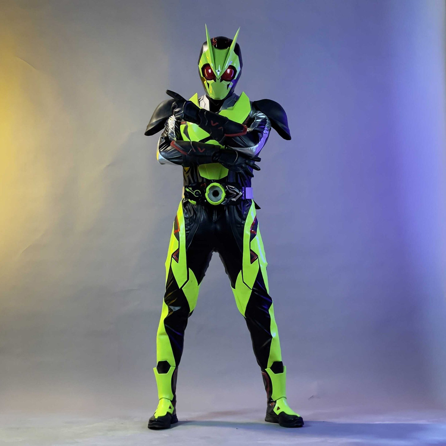 หมวกเกราะสวมใส่ได้ของคาเมนไรเดอร์ 01 Zero-One ผลิตจากพลาสติก 3D พิมพ์ เป็นอุปกรณ์คอสเพลย์