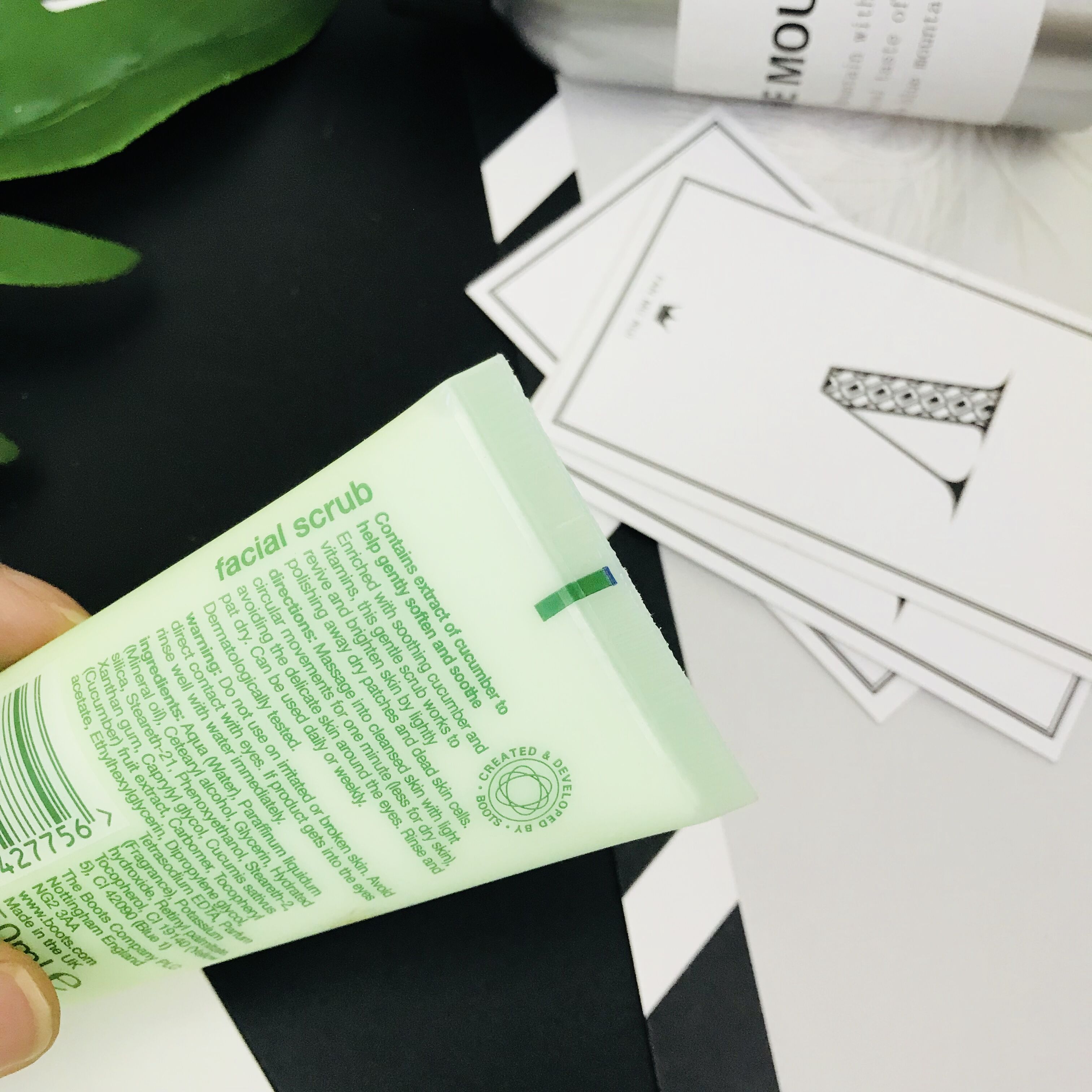 British BOOTS dưa chuột làm mới sáng trắng mặt chà 50 ml tinh tế mụn đầu đen sừng chết da kem tẩy da chết