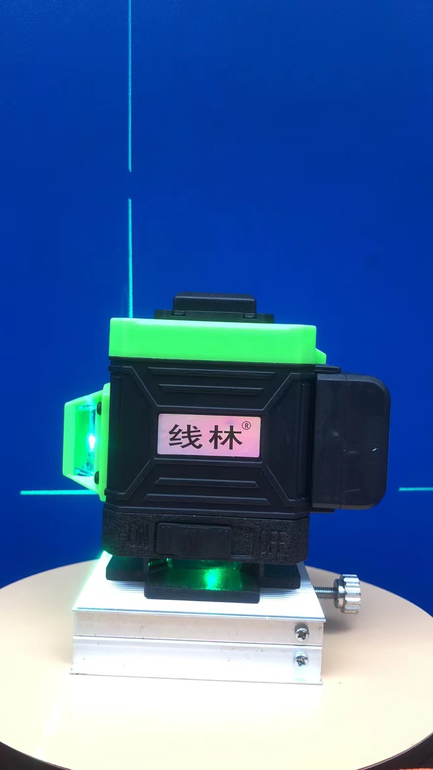 Wall-building infrared level meter strong light green light 8 lines 12 lines can be seen outdoors