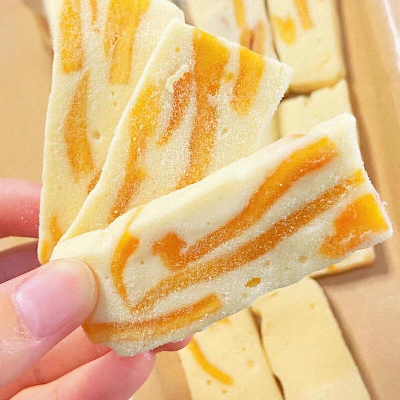 Internet Celebrity Mango Milk Cake Traditional Pastry Dried Mango Soft Candy Food to Satisfy Cravings Fruit Delicious Soft Glutinous Mango Milk Cake