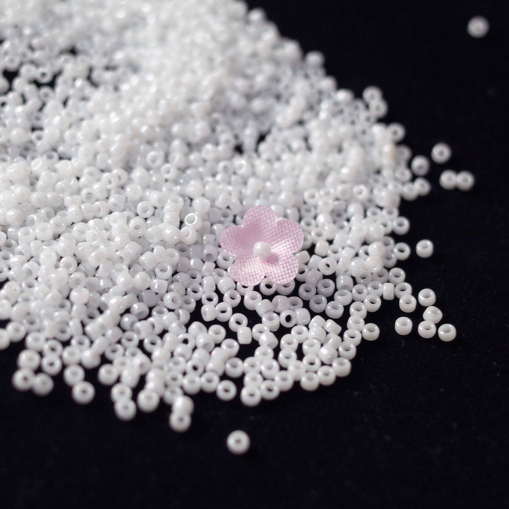 Toho Dongbao Japan imports 0 15 m 15 m beads 1 5mm scattered beads 121 # opaque pearls series porcelain beads white