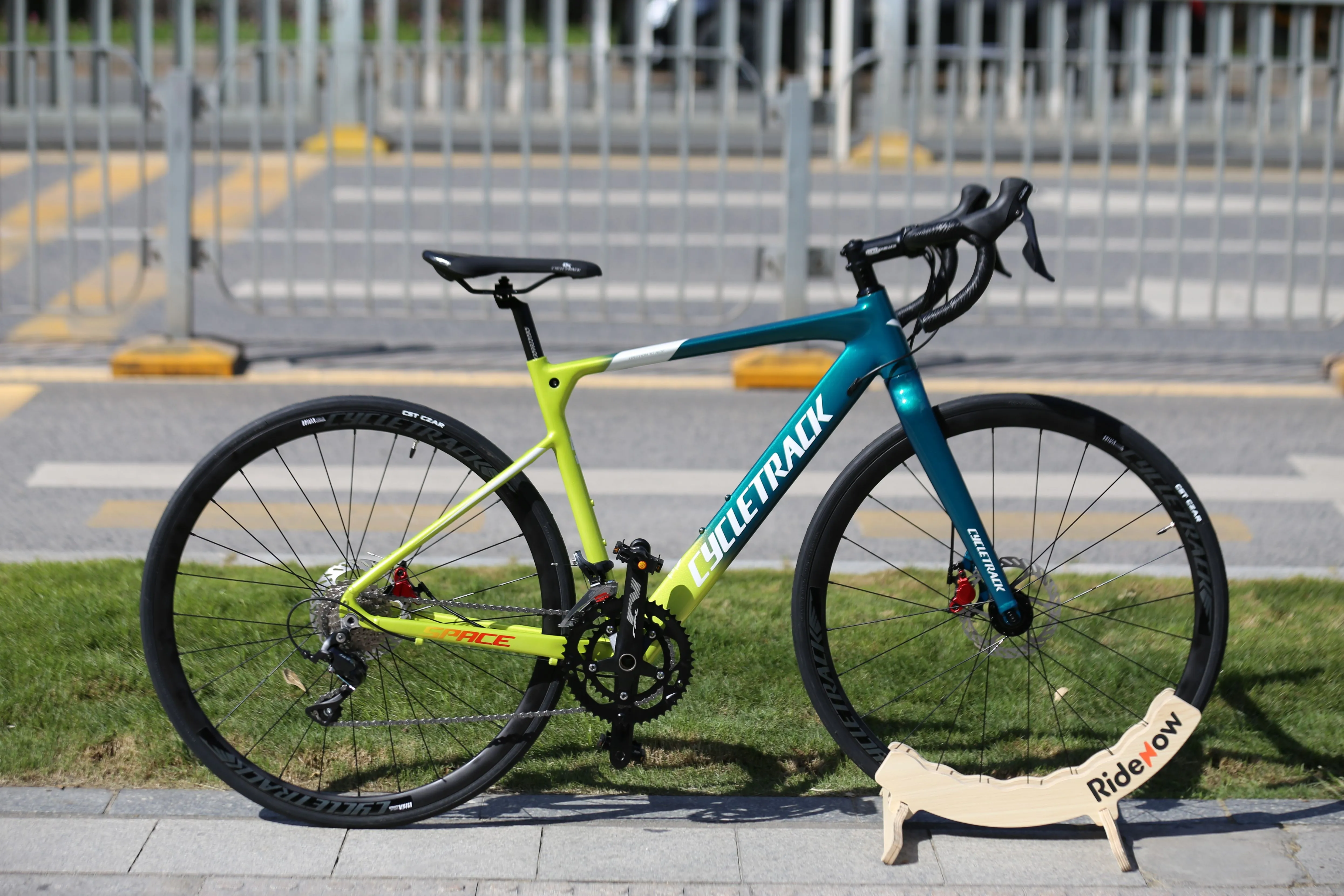 Велосипед шоссейный CYCLETRACK с алюминиевого сплава 18 скоростей, педаль помощью троса тормоза с изогнутым рулем, зелено-желтый цвет, взрослый велосипед, подходит для роста 150–190 см