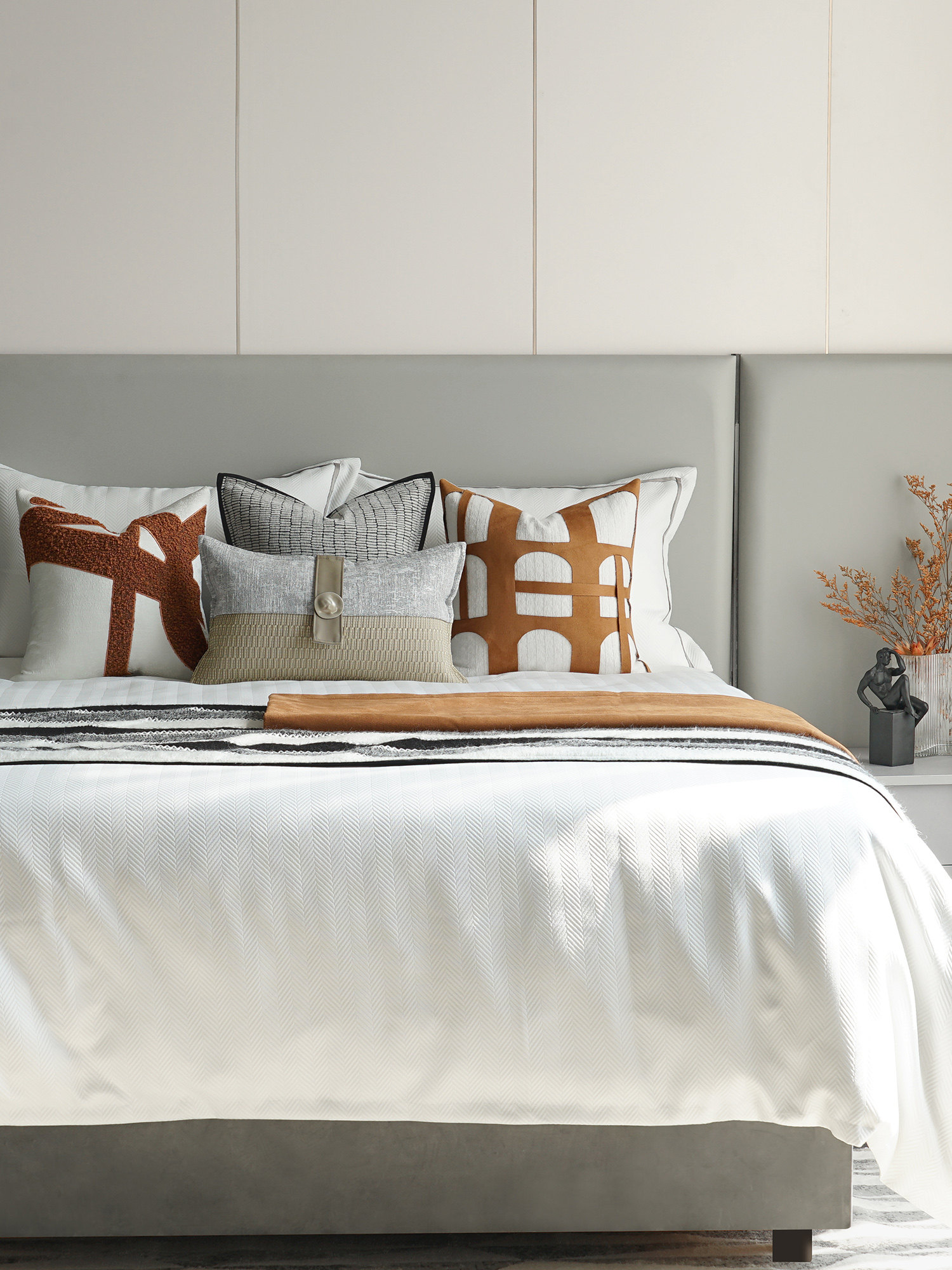 Original orange coffee color high-end showroom model room bedding light luxury soft decoration model room bedding blanket pillow