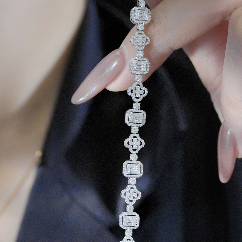 18K White Gold 3.5 Carat Natural Diamond Bracelet, Full Diamond Ice Sugar Style, Large Four-Leaf Clover Square Spacer Bracelet 18K White Gold 3.5 Carat Natural Diamond Bracelet, Full Diamond Ice Sugar Style, Large Four-Leaf Clover Square Spacer Bracelet