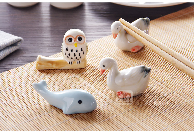 J together Japanese cartoon scene kitchen ceramic tableware chopsticks chopsticks frame bracket hold chopsticks pillow household chopsticks doesn a spoon