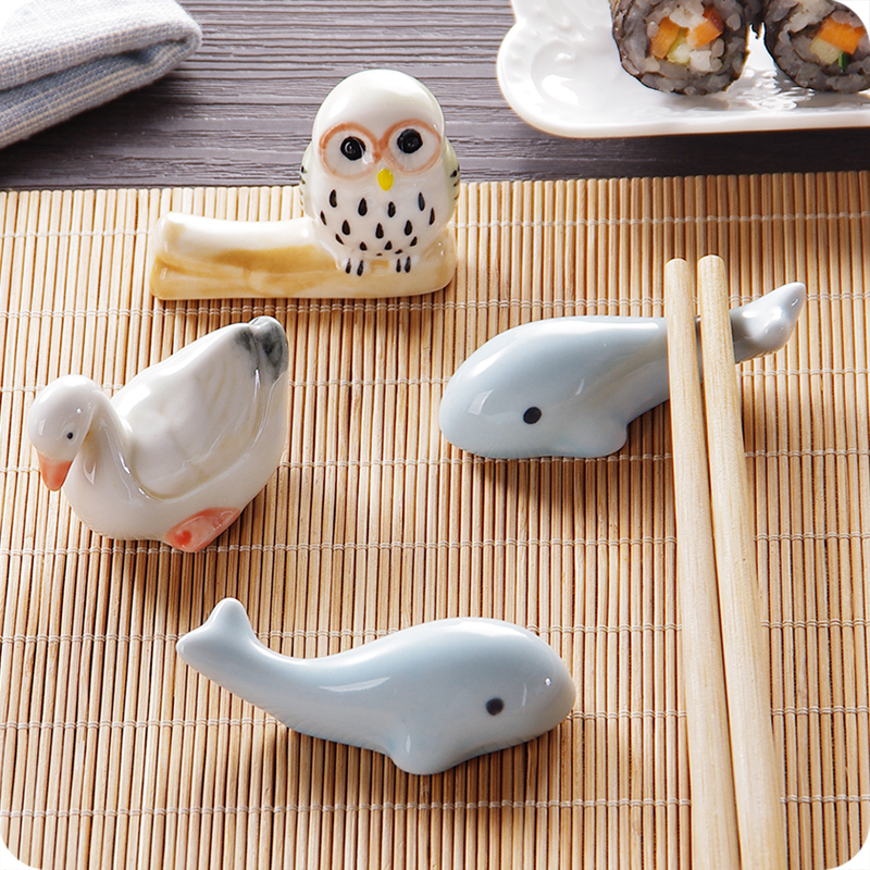 J together Japanese cartoon scene kitchen ceramic tableware chopsticks chopsticks frame bracket hold chopsticks pillow household chopsticks doesn a spoon