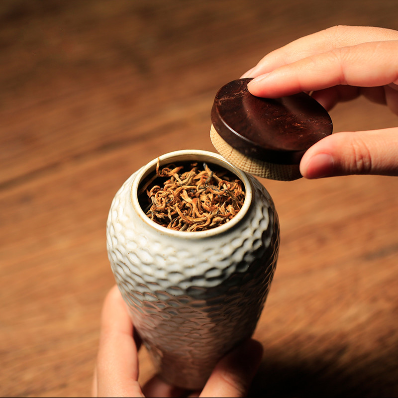 The Poly real boutique scene. Ceramic seal pot of tea caddy fixings warehouse storage POTS mini small household receive a jar