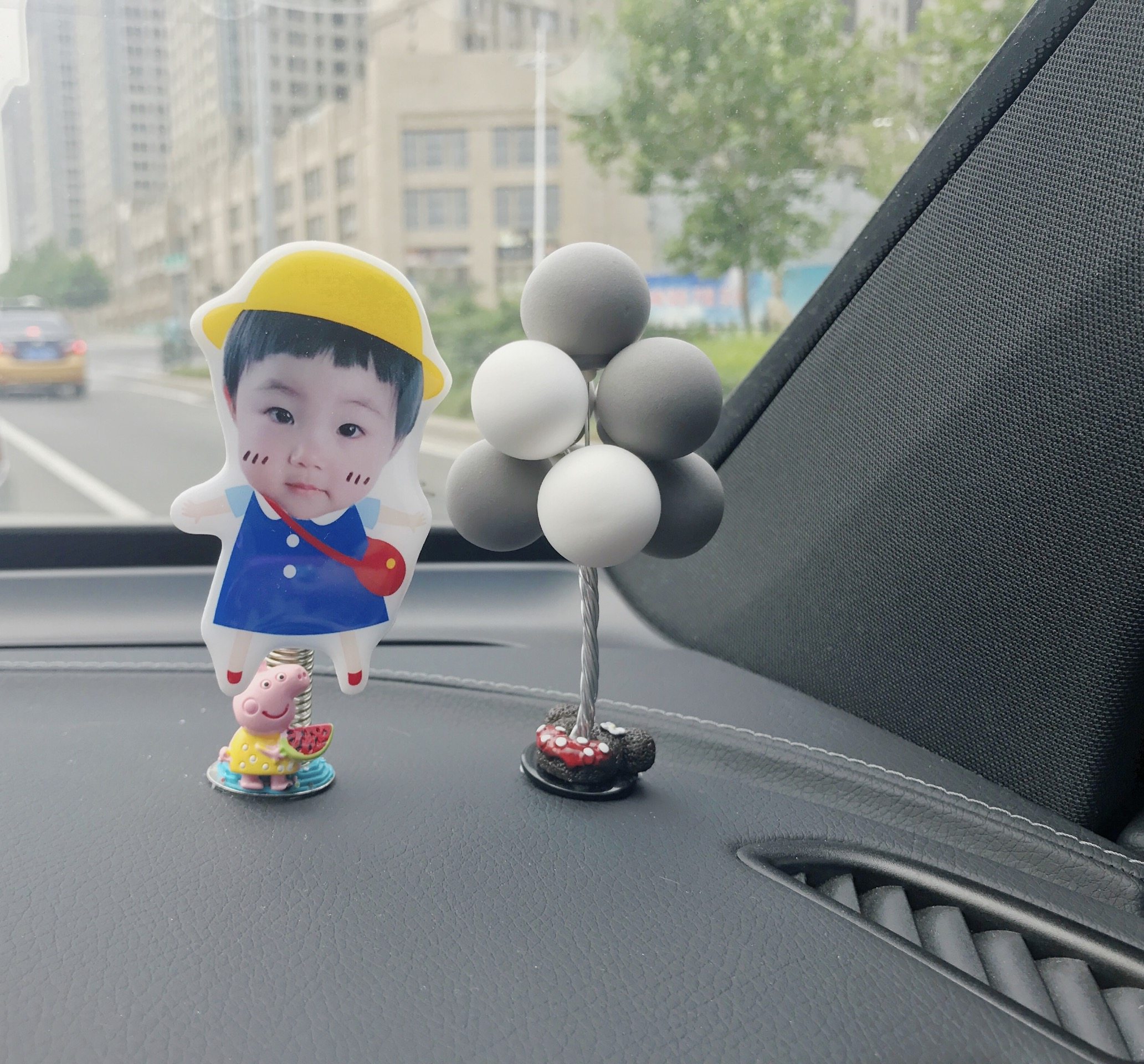 Car custom creative cartoon baby couple photo rocking baby car decoration spring shaking head car interior decoration
