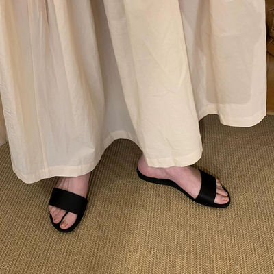 The 2026 new style of casual and versatile flat one-shoulder slippers for women's summer outerwear, round-toed open-toe flip-flops and beach shoes