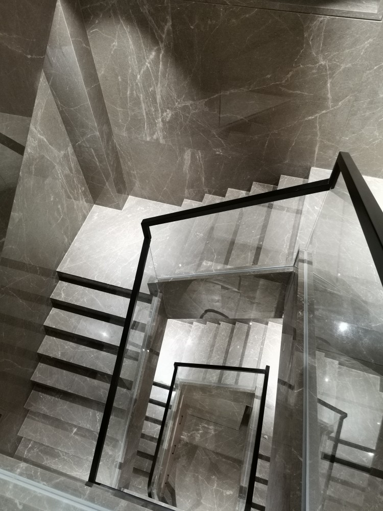 现代家居新风尚:多功能楼梯扶手设计