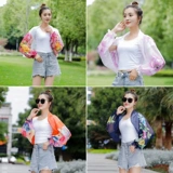 Дамы в летнем солнцезащитном пластинке высокий