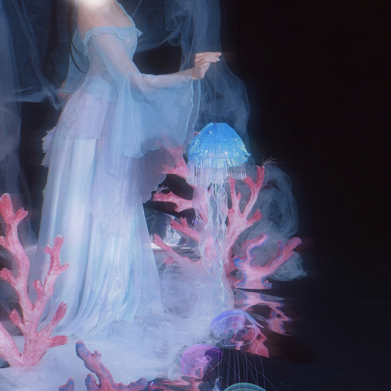 Little Jellyfish Wu Yi's Artistic Dance: a Large, Left-Hand Classical Dance Backless Top with 360-Degree Reflective Iridescent Blue-Purple Skirt
