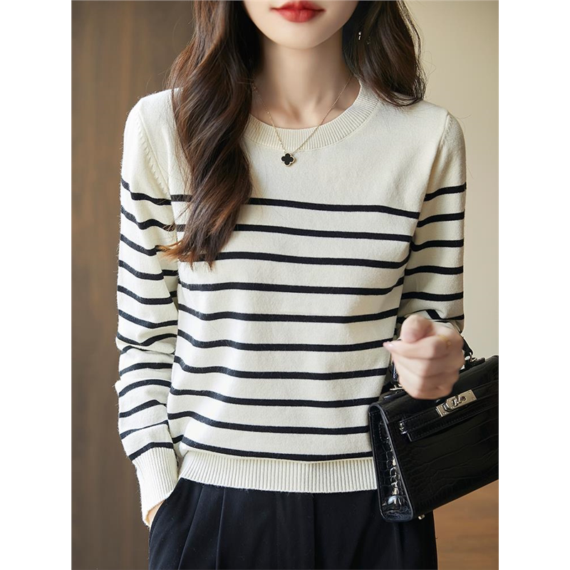 Black and White Striped Long-Sleeved Knitted Base Shirt for Women, Round Neck Pullover, Retro Design, Niche Versatile Age-Reducing Sweater, New