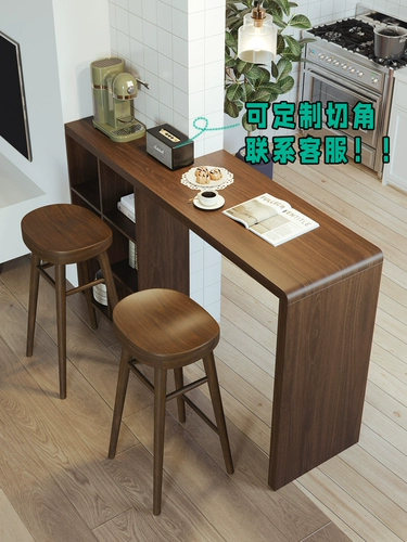 Сплошной деревянный бар. Домохозяйство открытое кухонное бар.