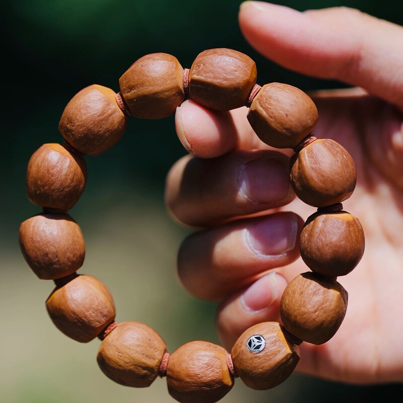 Yeshan Olive Stone Beads Bracelet, Ten-Year-Old Round Red Seeds, Two-End Cut Beads, Plain Seed Bracelet Yeshan Olive Stone Beads Bracelet, Ten-Year-Old Round Red Seeds, Two-End Cut Beads, Plain Seed Bracelet