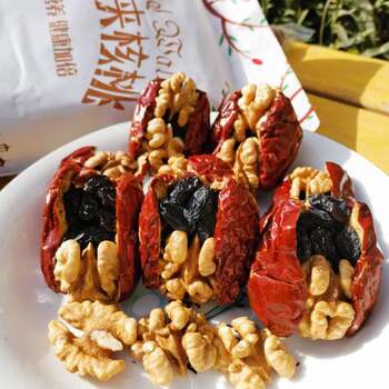 Xinjiang Specialty Red Dates Filled with Walnut Kernels and Black Currant Raisins 500G/Bag Individually Packaged Healthy and Nutritious Snacks