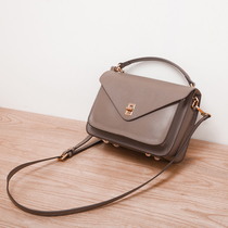 2021 spring new retro messenger bag female niche design shoulder messenger bag simple all-match Korean fashion