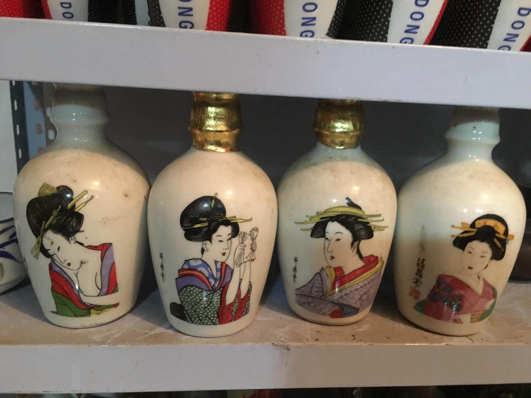 Ceramic wine bottle collection 9204 Swomen's four sets of 32 intact wine bottles