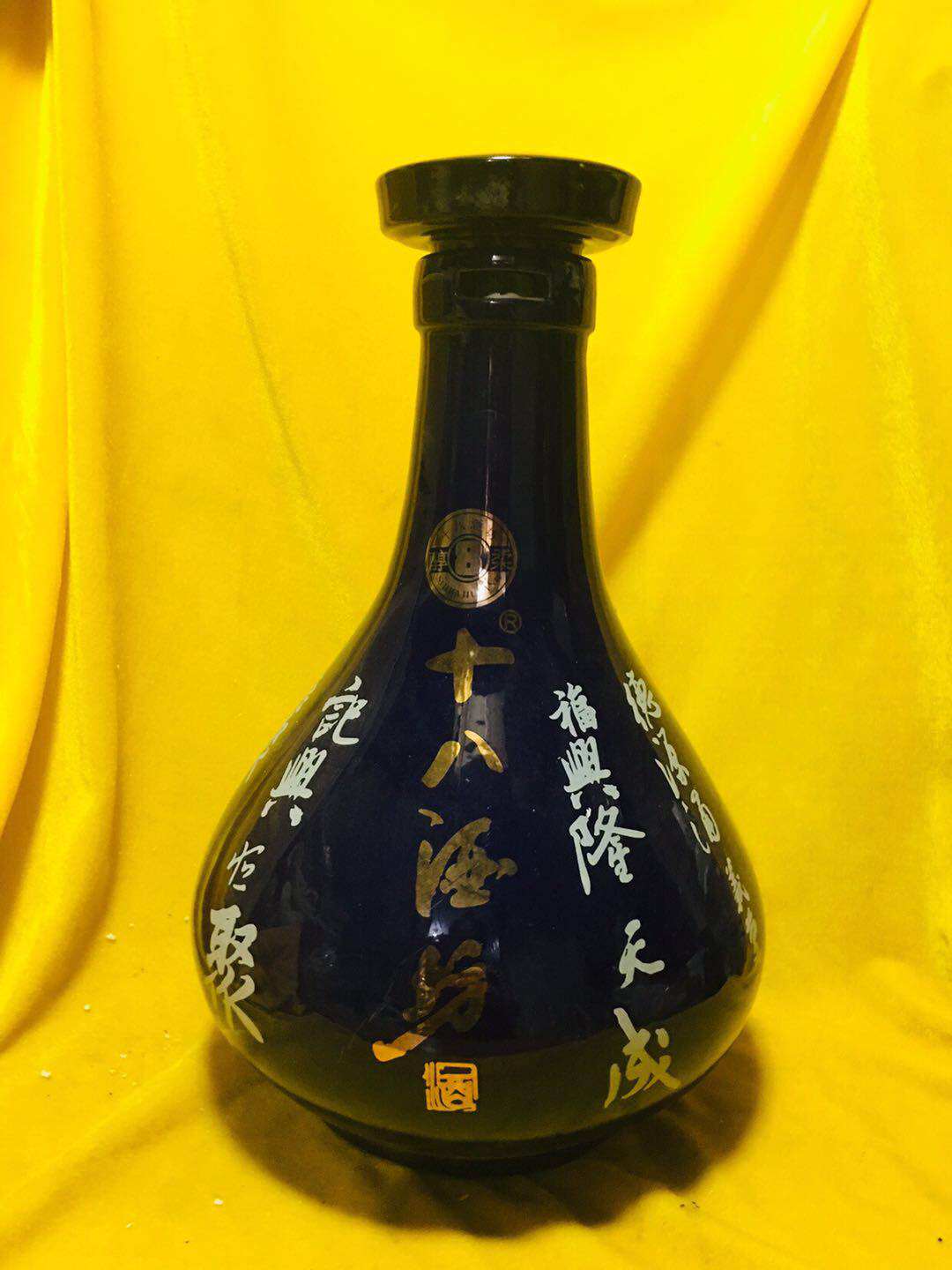 The new ceramic collection of 9600 wine cabinets shows ten kilograms of intact wine bottles