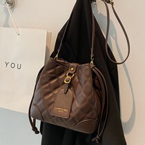 Korean autumn and winter womens bags 2022 new trendy fashion all-match rhombus messenger bag high-end soft leather bucket bag