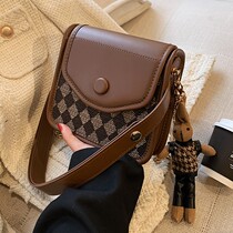 Korean autumn and winter high-end bag womens 2022 new trendy western style all-match shoulder bag retro checkerboard messenger bag