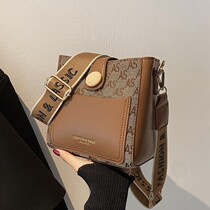 French small さな crowd bag womens autumn and winter 22 new trendy fashion broadband messenger bag all-match high-end bucket bag