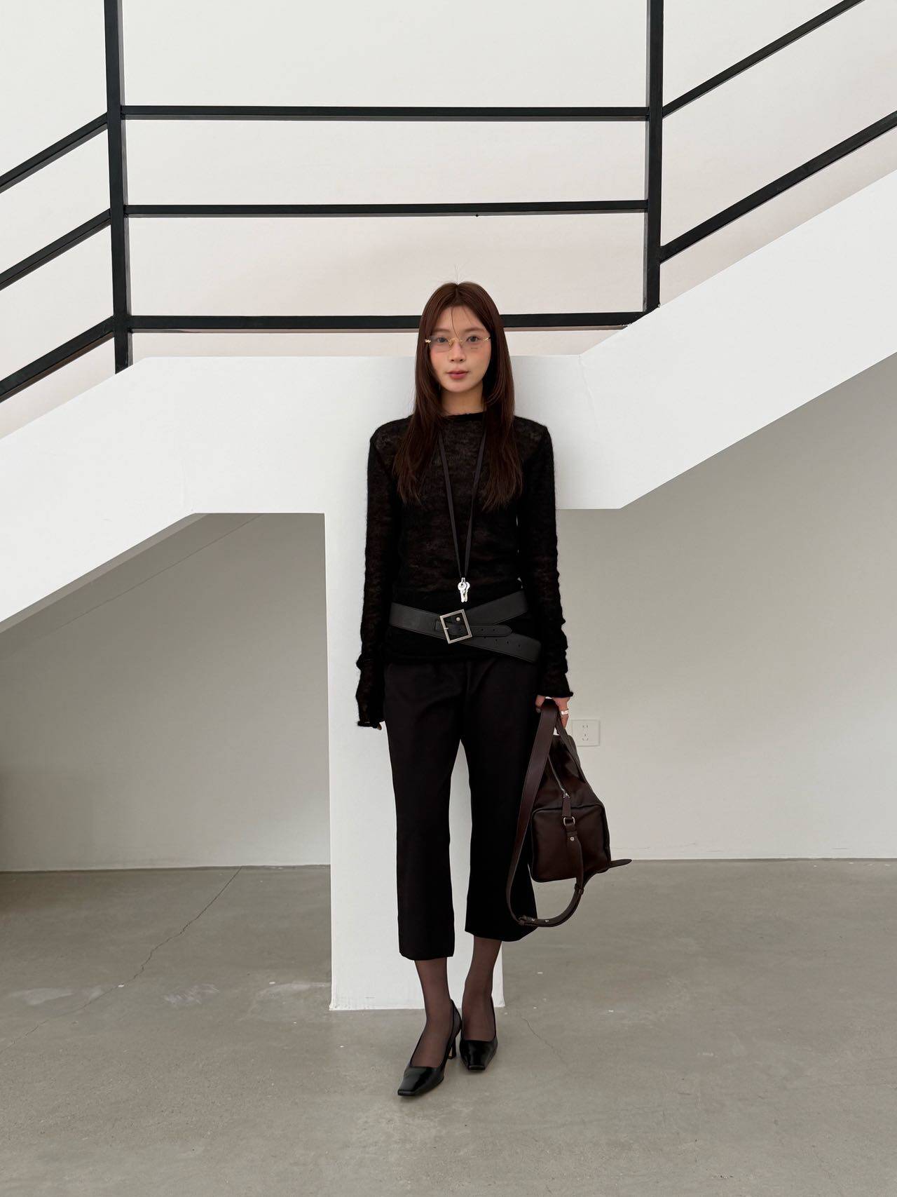 waitmore женские брюки офисные приталенные стройнящие слегка расклешенные укороченные повседневные