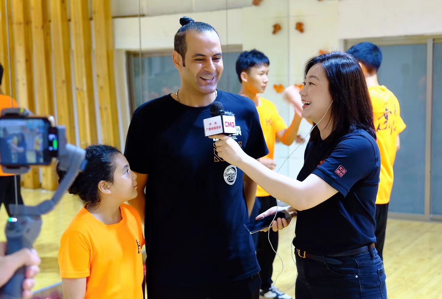 中央电视台工作人员采访学员家长.