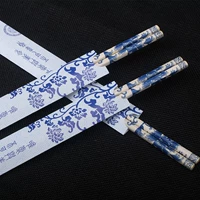 Одноразовые палочки для палочек на синие и белые фарфоровые.