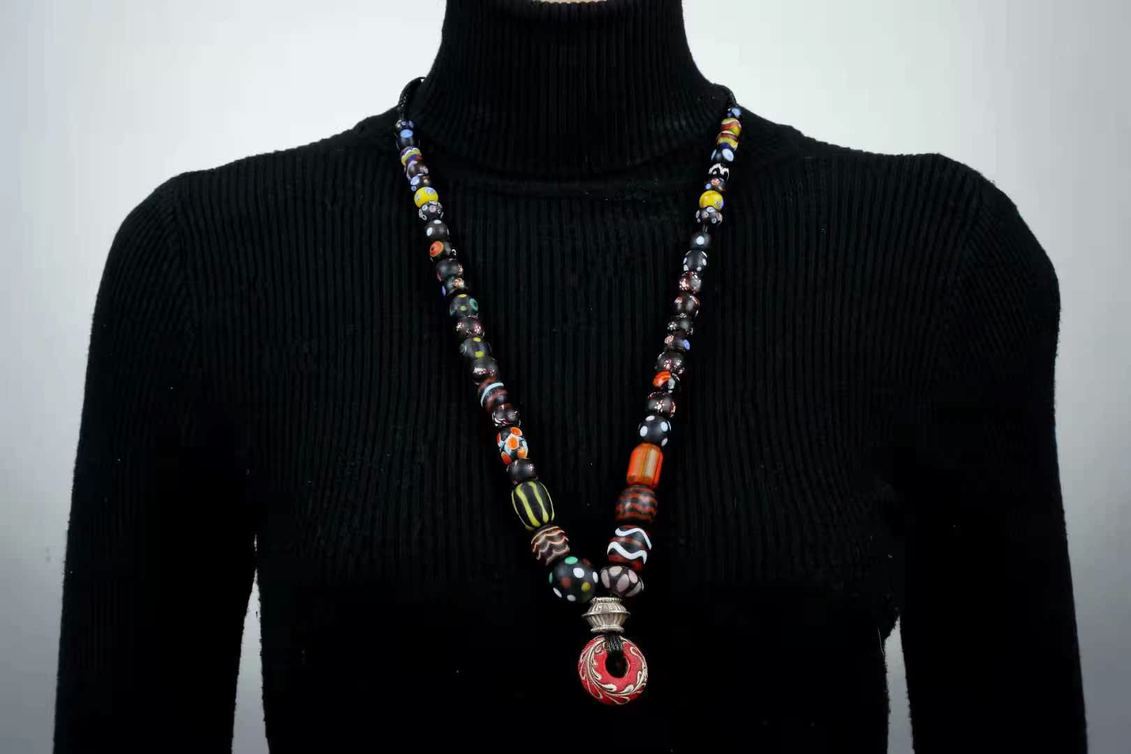 Phoenician ancient law glass jewelry live studio special shot hyperlink personality fashion publicity One of the seven treasures of Buddhism transshipment