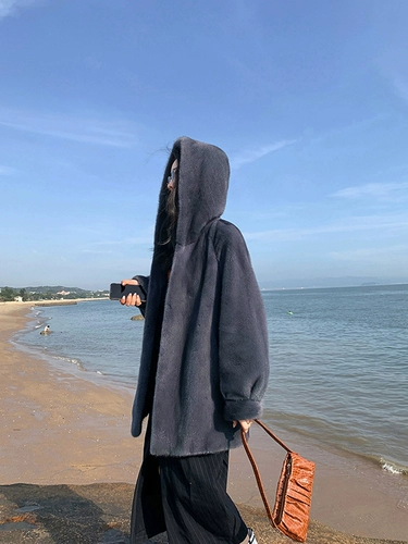 Своящая норковая одежда Женская одежда целая норка норка зимой и длинные модели, чтобы преодолеть мех -в одном из капюшона молодой меховой курт