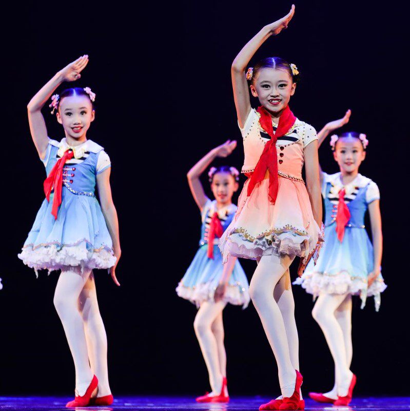 When I put on a red scarf, children's dance costumes, tutu skirts, patriotic primary and secondary school students' chorus costumes