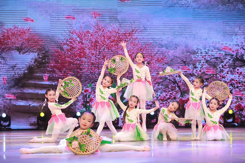 My family lives in the sky of Peach Mountain performing a fight for children dancing girl puffy skirt, small loaf-grass