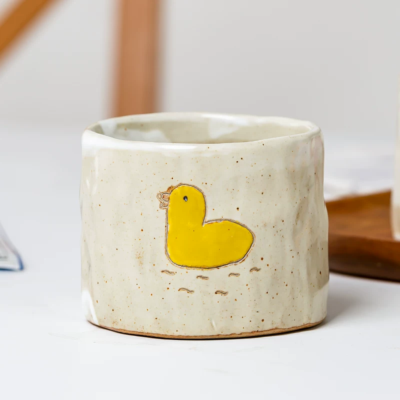 Пожалуйста, переведите на русский: Japanese handmade coarse pottery coffee cup ceramic creative personality strawberry house drinking water cup and hand -cup