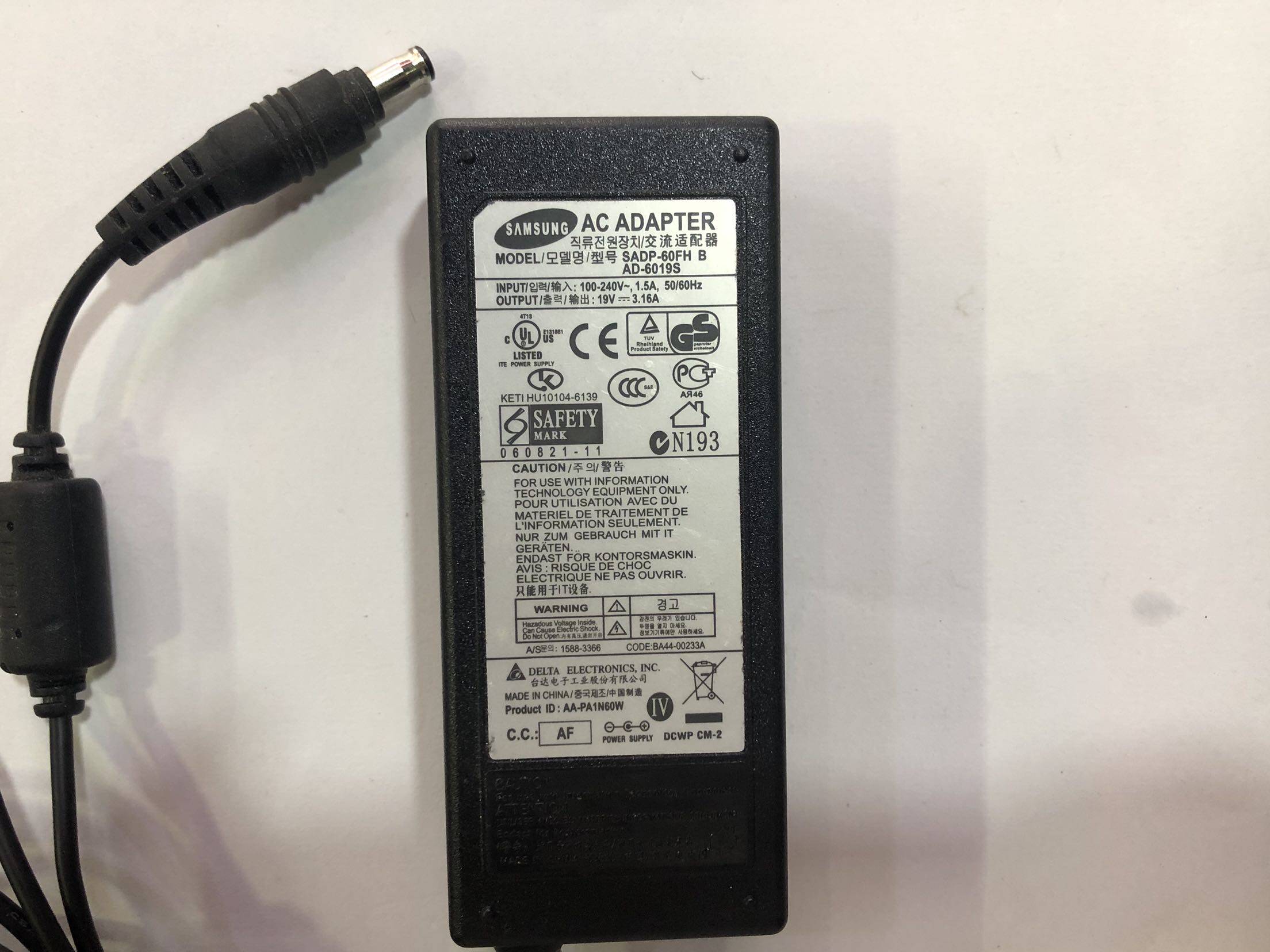 Original 370R4E 370R5E 370R5V 19v3 16a laptop power supply