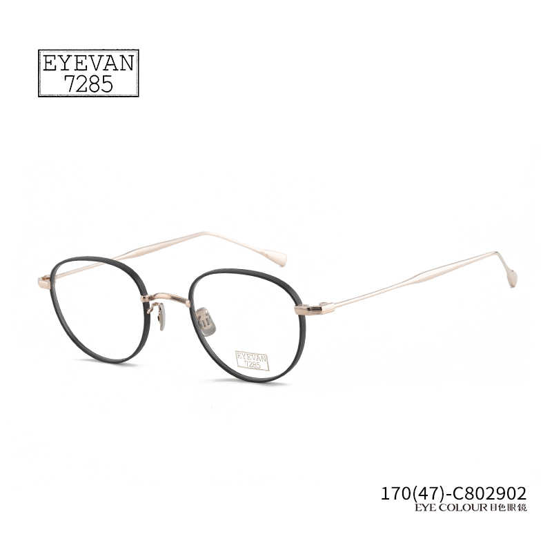 Eyevan7285 181  以790的双线镜脚为发想，181镜款从鼻桥、金属轮框、镜臂等整体造型，皆采用这种拟双线设计，从镜腿尖端到前部的整体平衡毫不妥协，成就一金属镜款。 #EYEVAN  7285 的前身