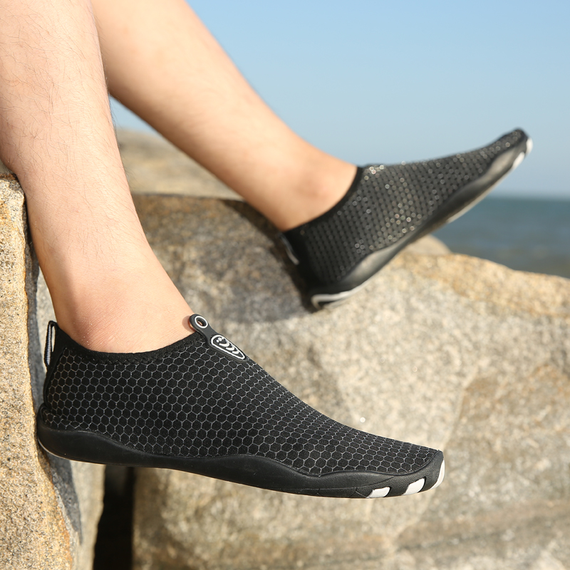 2022 new men's beach swimming shoes seaside outdoor skin-friendly quick-drying sandals ladies wading shoes non-slip creek shoes