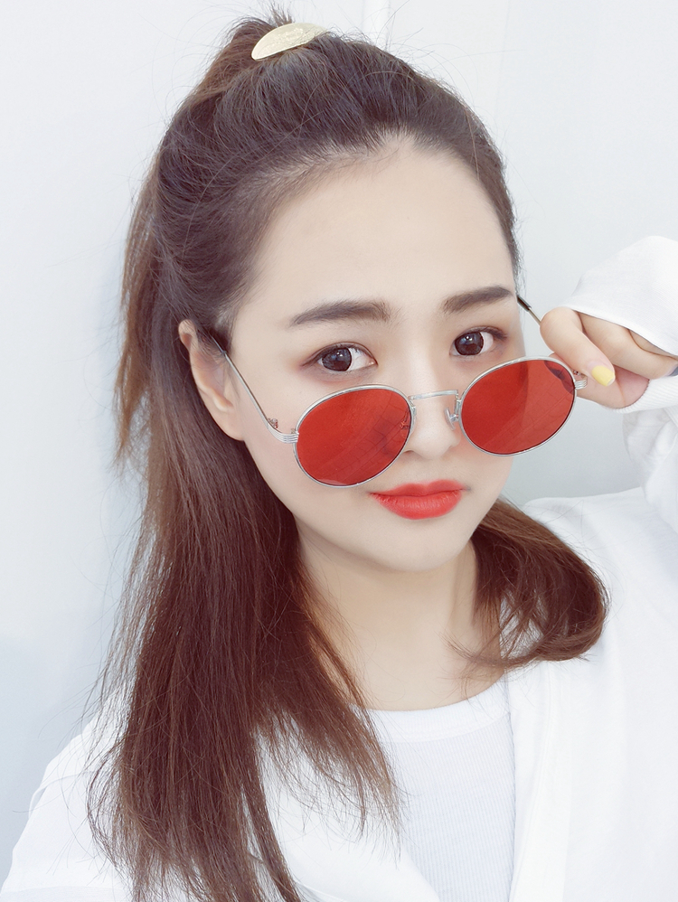 Ngôi sao nhạc rap mới của Trung Quốc Wu Yifan với kính râm cùng khung kim loại kính râm mảnh kính fakeme mặt tròn tròng kính