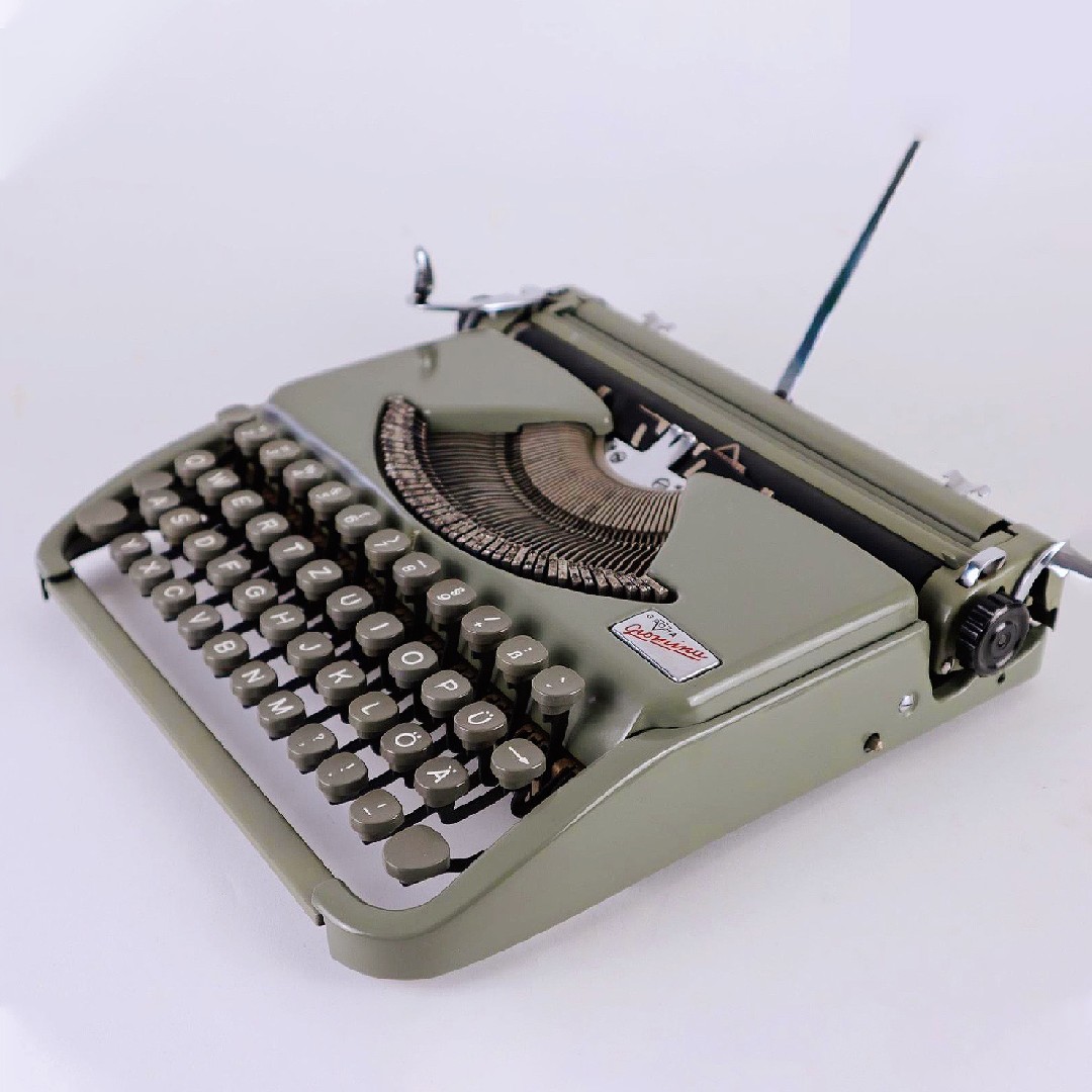 German Groma ultra-thin vintage mechanical antique typewriter can be typed retro English classic gift collection
