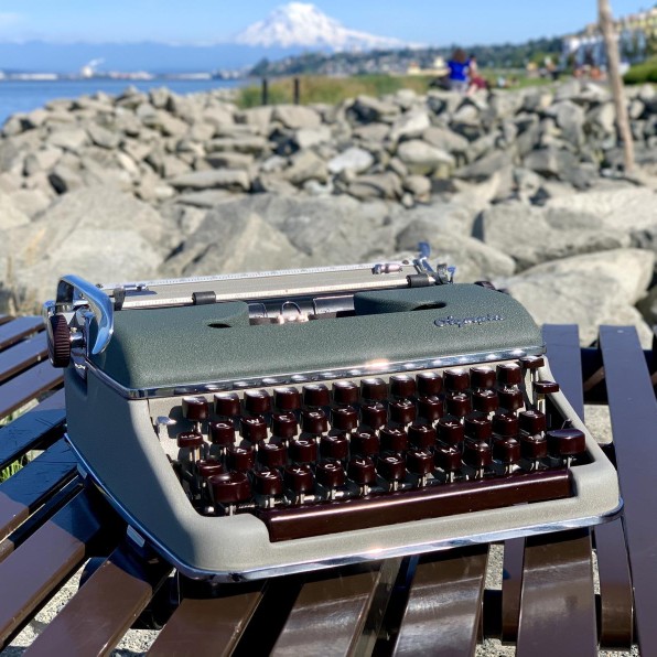 German Olympia1955 mechanical English antique typewriter can type retro old-style gift collection recommended